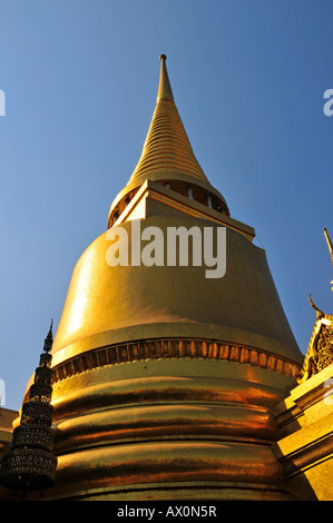 Chedi doré (Phra Sri Ratana) dans le Grand Palais Wat Phra Kaeo (Temple du Bouddha d'Émeraude), Bangkok, Thaïlande, Asie du sud-est, Banque D'Images
