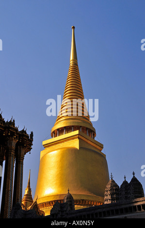 Chedi doré (Phra Sri Ratana) dans le Grand Palais Wat Phra Kaeo (Temple du Bouddha d'Émeraude), Bangkok, Thaïlande, Asie du sud-est, Banque D'Images