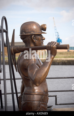 La sculpture aux mineurs gallois de l'artiste John Clinch La baie de Cardiff au Pays de Galles Banque D'Images