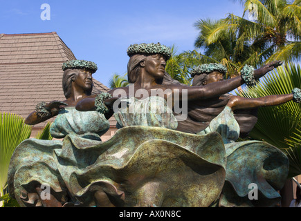 Belle statue en bronze de la danse hawaïenne trio à l'aéroport international de Kona Keahole Big Island Hawaii Banque D'Images