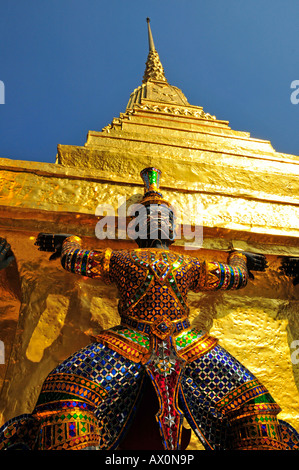 Chedi doré en face du Panthéon, porté par vingt des singes et des démons, Wat Phra Kaeo Grand Palais (Temple d'Emeraude Banque D'Images
