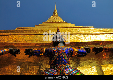 Chedi doré en face du Panthéon, porté par vingt des singes et des démons, Wat Phra Kaeo Grand Palais (Temple d'Emeraude Banque D'Images
