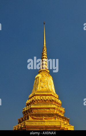 Chedi doré devant le Panthéon, le Grand Palais Wat Phra Kaeo (Temple du Bouddha d'Émeraude), Bangkok, Thaïlande, au sud-est Banque D'Images