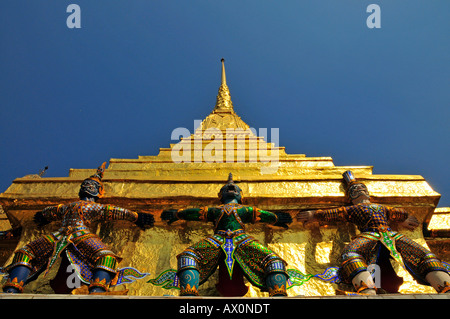 Chedi doré en face du Panthéon, porté par vingt des singes et des démons, Wat Phra Kaeo Grand Palais (Temple d'Emeraude Banque D'Images