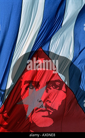 Détail de l'indicateur national cubain circulant dans le vent avec une image superposée de Che Guevara CUBA Banque D'Images