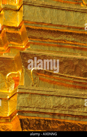 Chedi doré devant le Panthéon, le Grand Palais Wat Phra Kaeo (Temple du Bouddha d'Émeraude), Bangkok, Thaïlande, au sud-est Banque D'Images