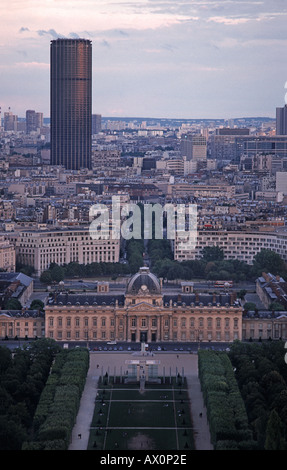 Vue de la Tour Eiffel à l'échelle du parc du Champ de Mars et les toits de Paris France Banque D'Images