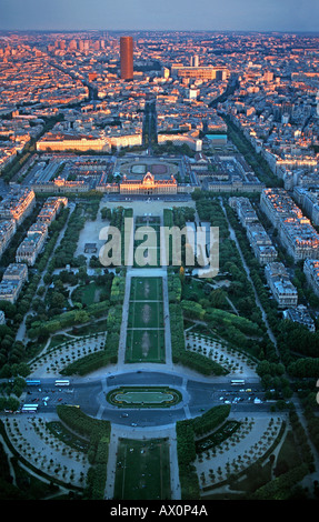 Vue de la Tour Eiffel à l'échelle du parc du Champ de Mars et les toits de Paris France Banque D'Images