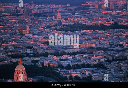 Sur les toits vue vers le dôme doré de l'église de Saint Louis des Invalides ou de l'Eglise du Dome Paris France Banque D'Images