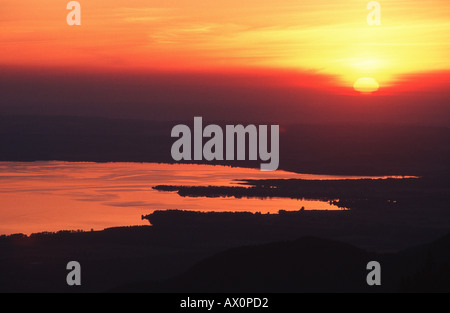 Le lac de Chiemsee, au lever du soleil, l'Allemagne, la Bavière Banque D'Images