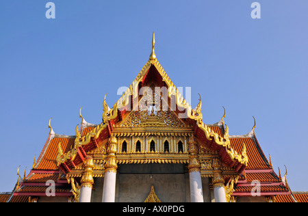 Toit du temple de marbre (Prague) et Chofahs (sky glands), Bangkok, Thailande, Asie Banque D'Images