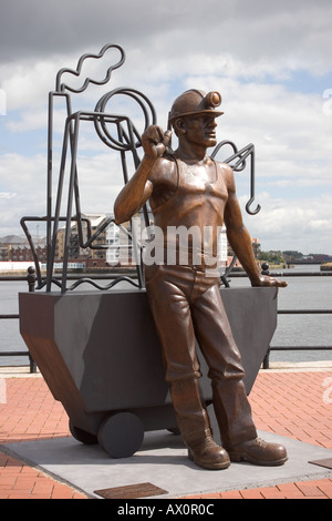 La sculpture aux mineurs gallois de l'artiste John Clinch Cardiff Bay Cardiff Wales UK Développement Banque D'Images