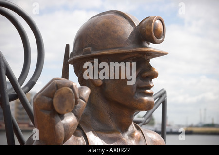 La sculpture aux mineurs gallois de l'artiste John Clinch Cardiff au Pays de Galles Banque D'Images