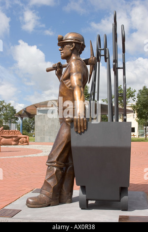 La sculpture aux mineurs gallois de l'artiste John Clinch Cardiff au Pays de Galles Banque D'Images