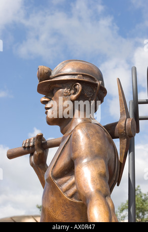 La sculpture aux mineurs gallois de l'artiste John Clinch Cardiff Bay Banque D'Images