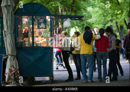 Serbie, Belgrade, citadelle Kalemegdan, clients au stand de pop-corn Banque D'Images