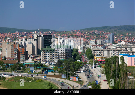 La Serbie, le Kosovo, Pristina, vue sur la ville depuis le sud le long du Boulevard Mère Teresa Banque D'Images