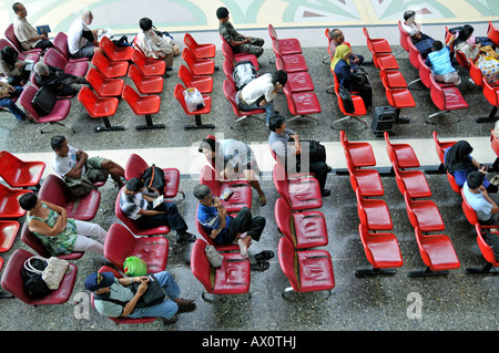 Les gens qui attendent à la gare centrale de Hua Lamphong, Chinatown, Bangkok, Thaïlande, Asie du Sud-Est Banque D'Images