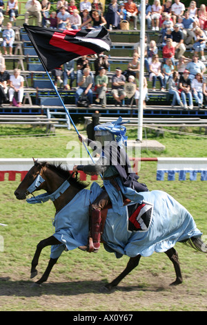 Chevalier à cheval sur un cheval dans la semaine médiévale de Visby Gotland en Suède Banque D'Images