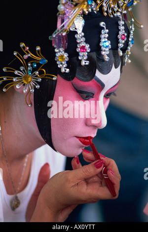 La Chine, Hong Kong, Portrait de l'actrice d'opéra chinois en appliquant le maquillage Banque D'Images