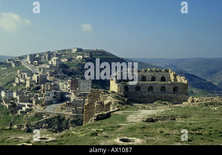 La Jordanie Kérak Village et les ruines de Le château des Croisés Banque D'Images