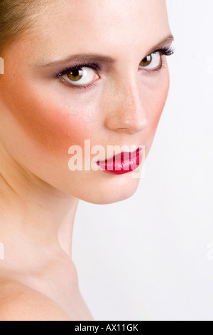 Studio photo d'une jeune femme, photo détaillée de made-up face avec Cils artificiels. Banque D'Images