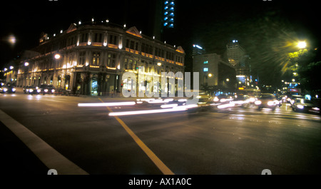 Une rue à grande circulation rempli à Singapour a photographié la nuit Banque D'Images