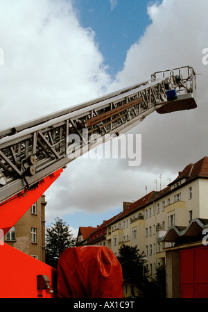 Camion échelle incendie étendu dans le ciel Banque D'Images