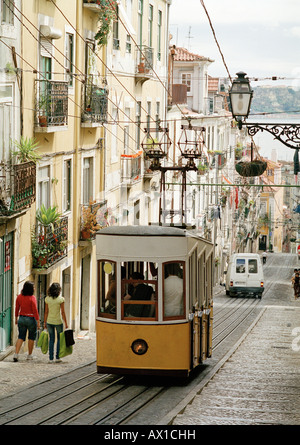 Un tram dans une rue de Lisbonne, Portugal Banque D'Images