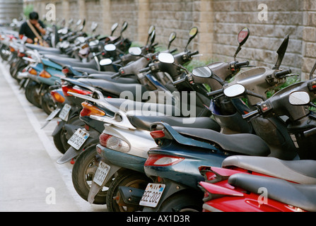 Des scooters garés dans une rangée Banque D'Images