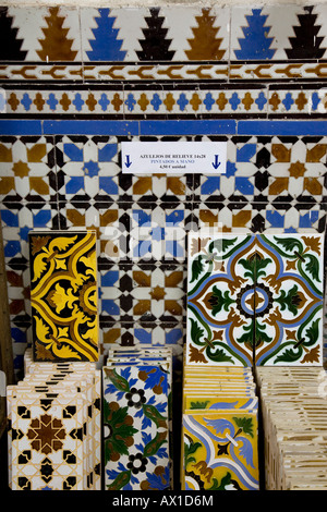 Carreaux en céramique pour la vente en céramique shop 'Ceramica Santa' dans le quartier Triana de Séville, Andalousie, Espagne, Europe Banque D'Images