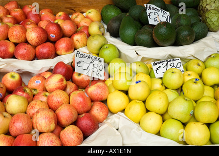 Vendeur de fruits à un marché couvert à Funchal, Madère, Portugal, Europe Banque D'Images