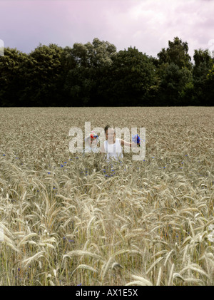 Deux filles marcher dans un champ de blé Banque D'Images