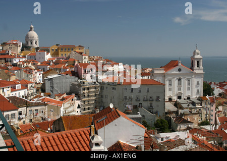 Vue sur le quartier d'Alfama depuis Mirador de Santa Lucia, Lisbonne, Região de Lisboa, Portugal, Europe Banque D'Images