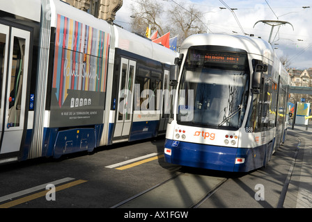 Les trams on city street, Genève, Suisse Banque D'Images