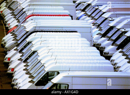 Lignes de cars Ford Transit blanc stand à Southampton Docks en attente d'expédition Banque D'Images