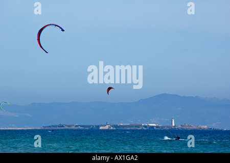 Kite surfeurs à Playa de los Lances, Tarifa, Andalousie, espagne. Banque D'Images