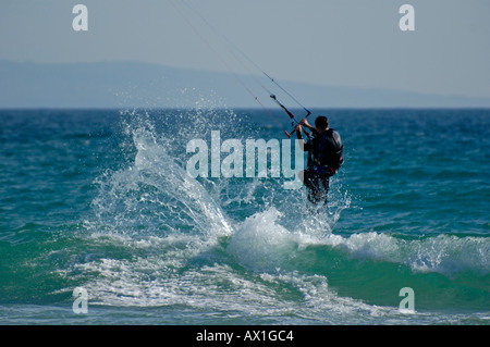Espagne Andalousie Tarifa kite Surfer Excès de Playa De Los Lances Banque D'Images