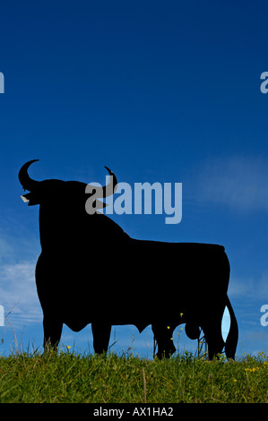 Taureau Osborne, le symbole national officieux de l'Espagne, l'Espagne, dominent le paysage. Banque D'Images
