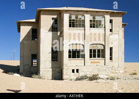 Maison du quartier-maître dans l'ancienne diamondtown (villefantôme) Kolmanskop dans le désert du Namib, Namibie, Afrique, Luederitz Banque D'Images