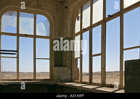 Fenêtre dans une maison à l'ancienne (diamondtown villefantôme) Kolmanskop dans le désert du Namib, Namibie, Afrique, Luederitz Banque D'Images