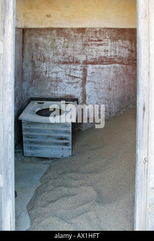 Toilettes (douche) dans une maison à l'ancienne (diamondtown villefantôme) Kolmanskop dans le désert du Namib, Namibie, Afrique, Luederitz Banque D'Images