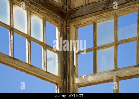 Fenêtre dans une maison à l'ancienne (diamondtown villefantôme) Kolmanskop dans le désert du Namib, Namibie, Afrique, Luederitz Banque D'Images