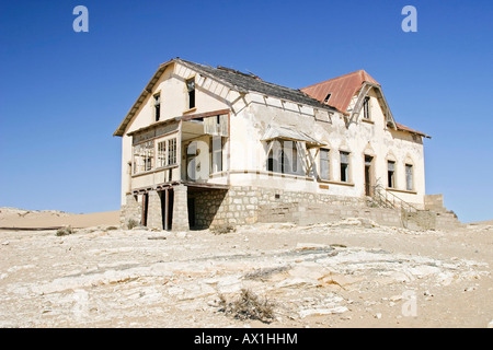 Maison à l'ancienne (diamondtown villefantôme) Kolmanskop dans le désert du Namib, Namibie, Afrique, Luederitz Banque D'Images