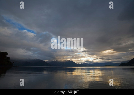Lever du soleil sur le lac Lago Todos Los Santos, Chili, Amérique du Sud Banque D'Images