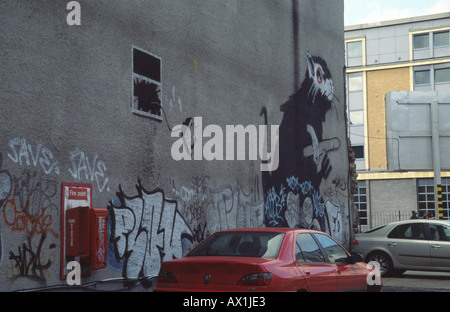 Pièce d'art Banksy dans parking dans Shoreditch est de Londres, vers 2005. Banque D'Images