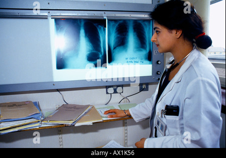 Femme Médecin Sikh avec rayons X Royal Marsden Hospital Angleterre Banque D'Images