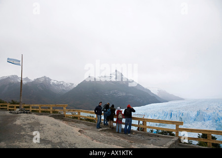 Les visiteurs sur le glacier Perito Moreno, parc national Los Glaciares, Argentine, Patagonie, l'Amérique du Sud Banque D'Images