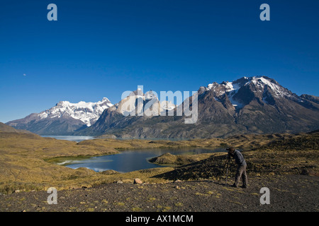 Photographe prend des photos du paysage à voir le massif de Torres del Paine, parc national Torres del Paine, Patagonien, Banque D'Images
