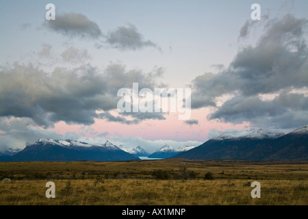 L'aube avec vue sur le glacier Perito Moreno dans le Parc National Los Glaciares, Argentine, Patagonie, l'Amérique du Sud Banque D'Images